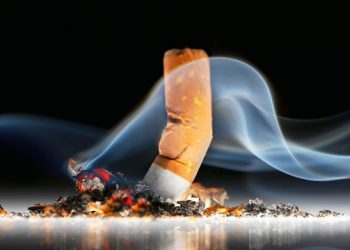 No chão não: o descarte incorreto de bitucas de cigarro e os danos causados