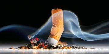 No chão não: o descarte incorreto de bitucas de cigarro e os danos causados