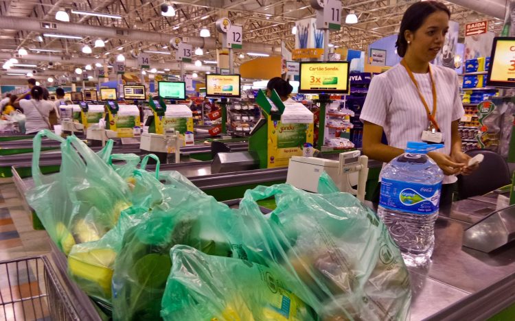 Menos é mais: 4 dicas de como reduzir o uso de sacolas plásticas!