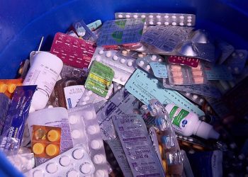 Saiba como descartar pilhas, baterias e remédios corretamente