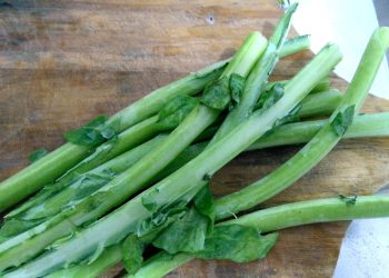 Fica a dica! Farofa com talos de couve