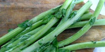 Fica a dica! Farofa com talos de couve